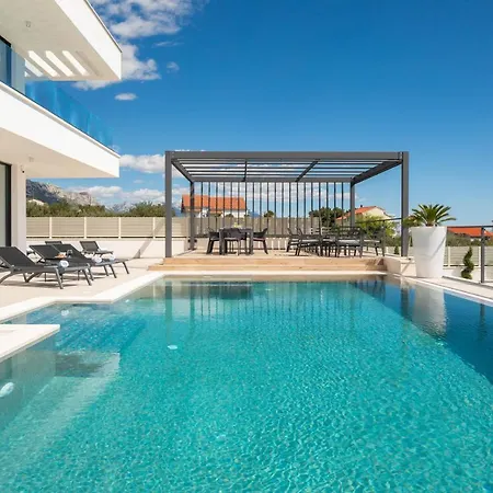 Luxury Spotlight With Pool *