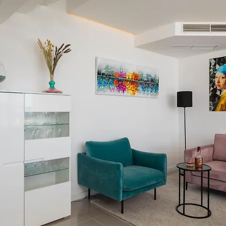 Villa Luxury Spotlight With Pool *