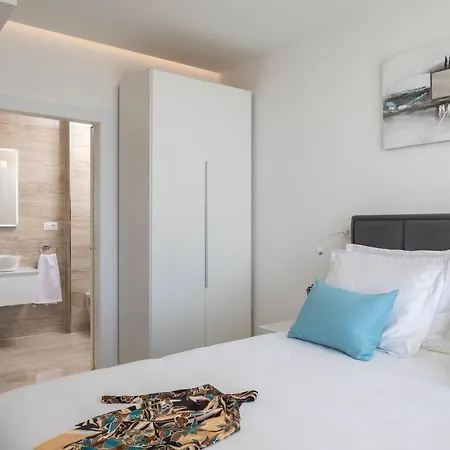 Villa Luxury Spotlight With Pool *