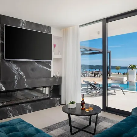 Villa Luxury Spotlight With Pool *