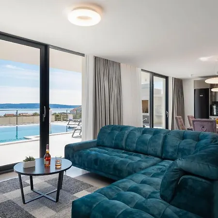 Villa Luxury Spotlight With Pool *