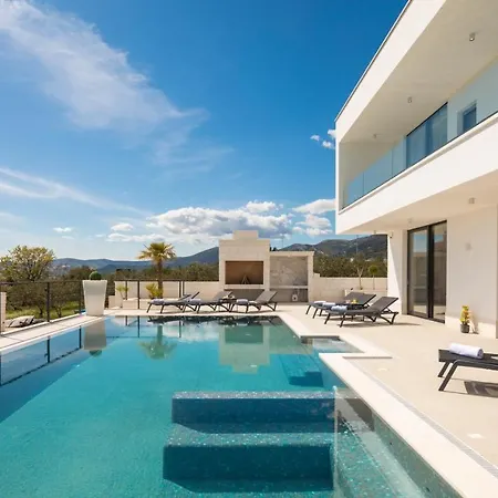 Luxury Spotlight With Pool Villa