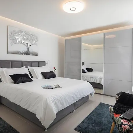 Luxury Spotlight With Pool *