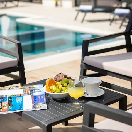 Villa Luxury Spotlight With Pool *