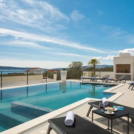 Luxury Spotlight With Pool Villa