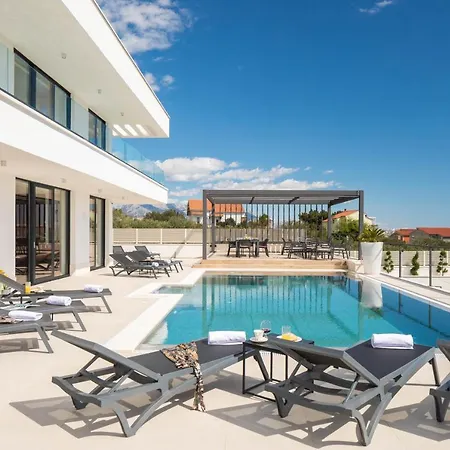 Luxury Spotlight With Pool Villa