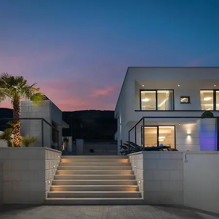 Luxury Spotlight With Pool Villa Kaštela