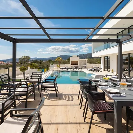 Luxury Spotlight With Pool Villa *