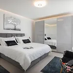 Luxury Spotlight With Pool *