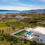 Luxury Spotlight With Pool *