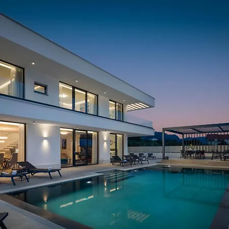 Villa Luxury Spotlight With Pool Kastela