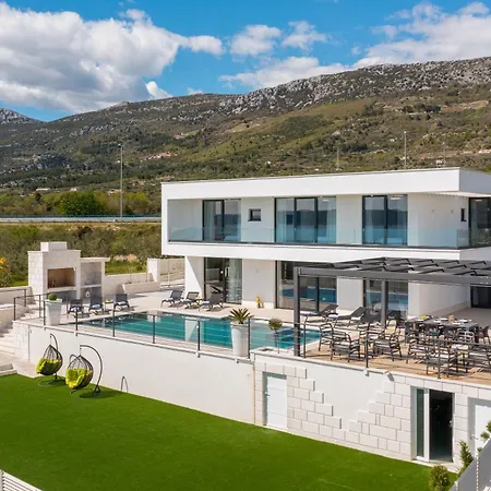 Villa Luxury Spotlight With Pool *