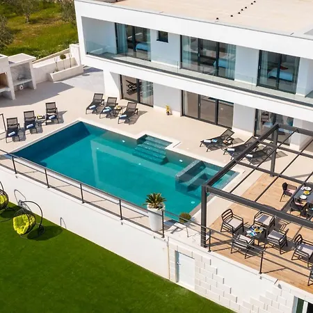 Villa Luxury Spotlight With Pool *