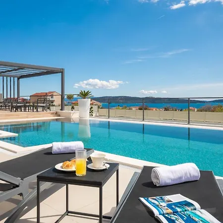 Luxury Spotlight With Pool * Kastela