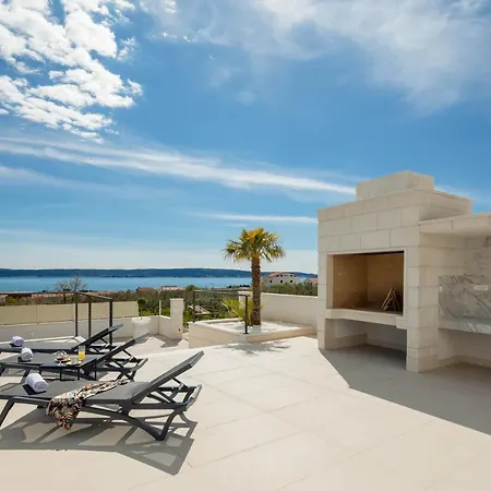 Villa Luxury Spotlight With Pool Kastela