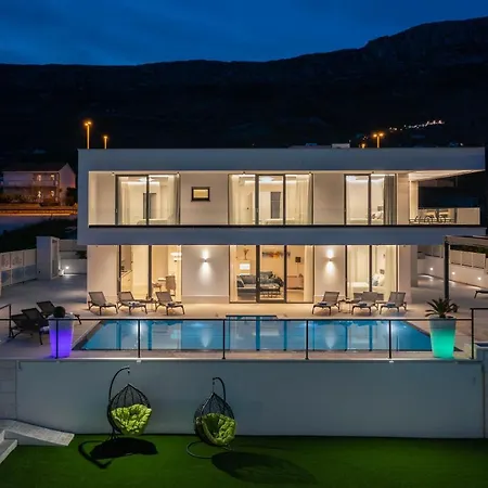 Luxury Spotlight With Pool Villa