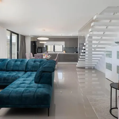 Luxury Spotlight With Pool Villa Kastela