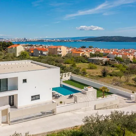 Luxury Spotlight With Pool * Kastela