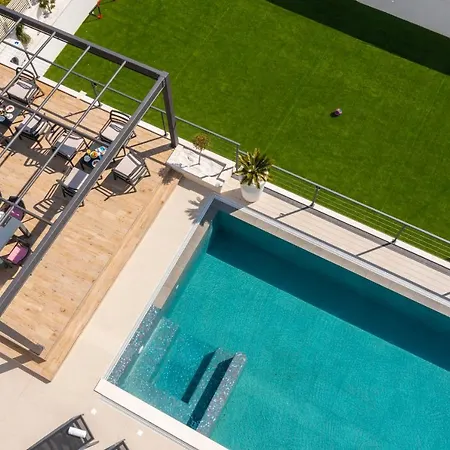 Luxury Spotlight With Pool Kastela