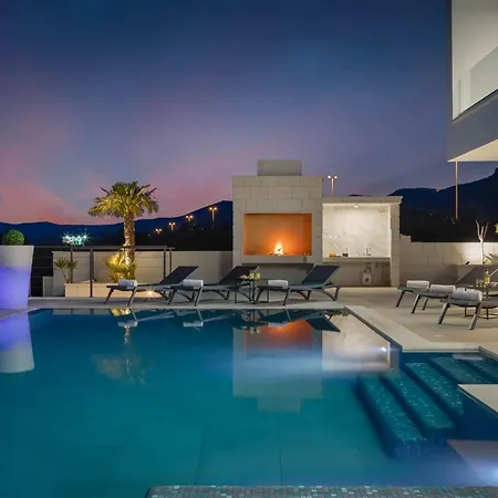 Luxury Spotlight With Pool Kastela