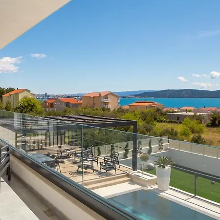 Luxury Spotlight With Pool Kastela