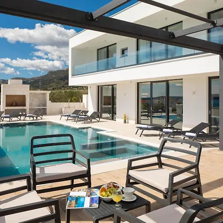Luxury Spotlight With Pool Kastela