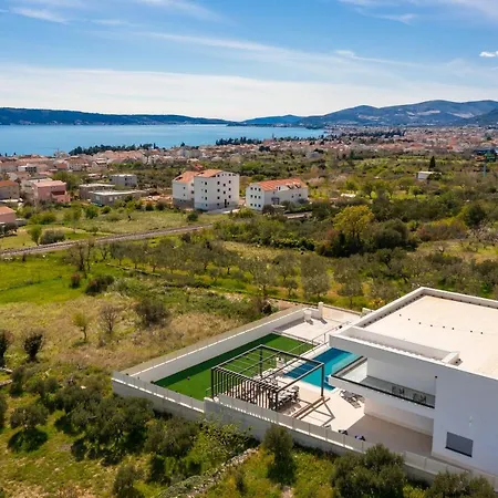 Luxury Spotlight With Pool *