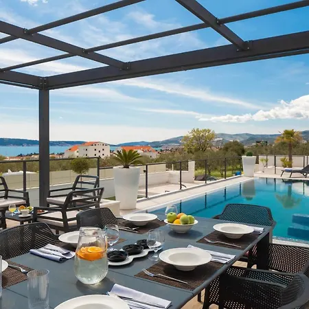 Villa Luxury Spotlight With Pool Kastela