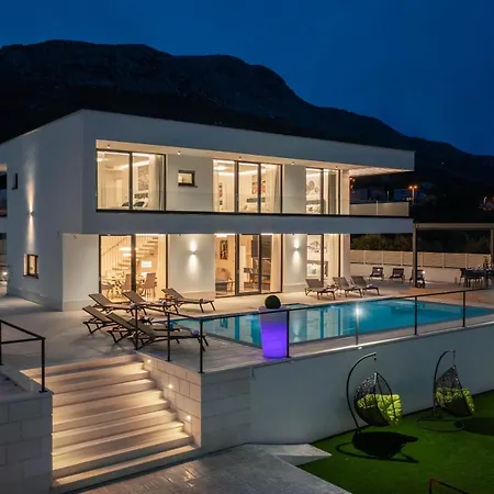 Luxury Spotlight With Pool Villa