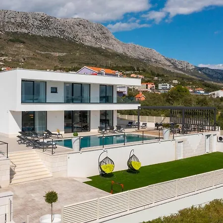 Luxury Spotlight With Pool Kastela