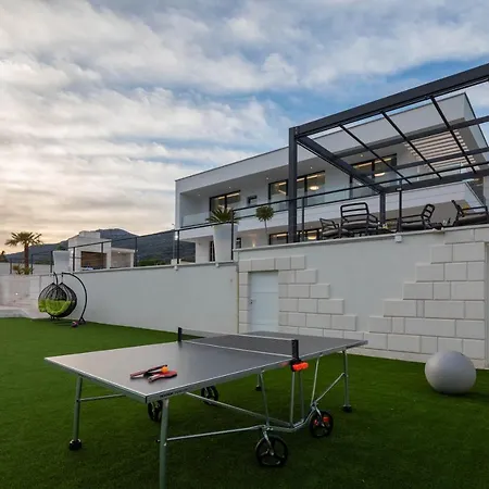 Luxury Spotlight With Pool Kastela