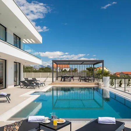 Villa Luxury Spotlight With Pool *
