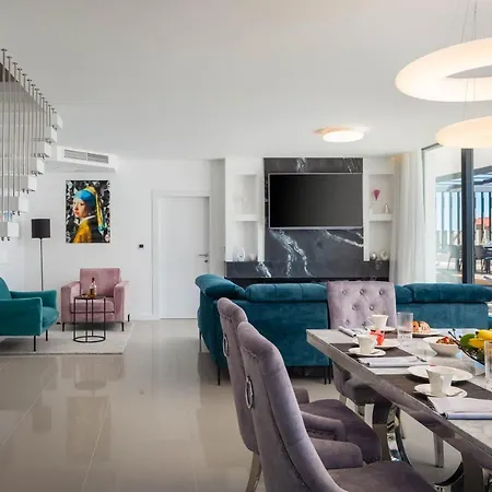 Luxury Spotlight With Pool Kastela