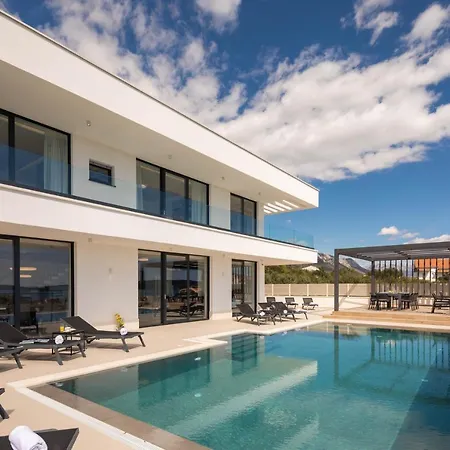 Luxury Spotlight With Pool